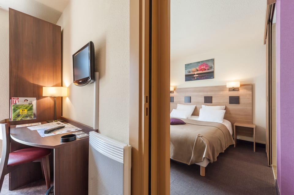 Quadruple Room | Desk, blackout drapes, soundproofing, free WiFi