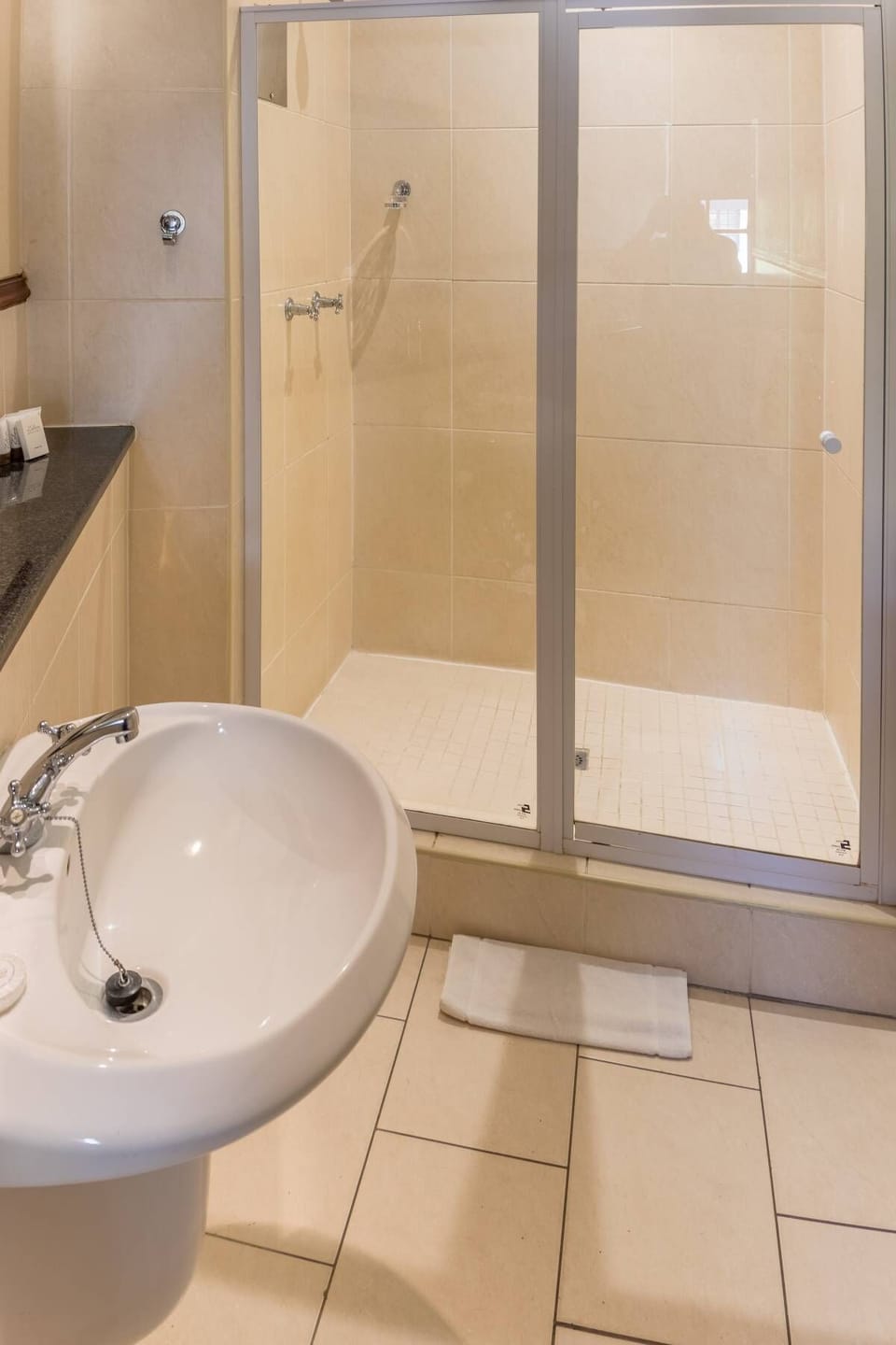 Shower, free toiletries, towels