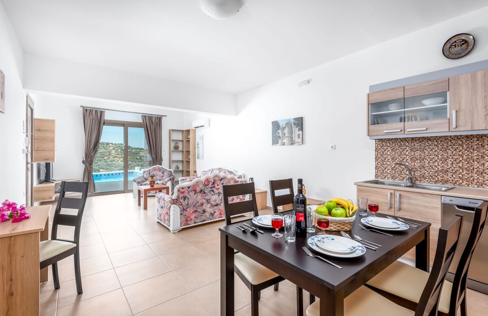 Superior Suite, 3 Bedrooms, Private Pool, Mountain View | In-room dining