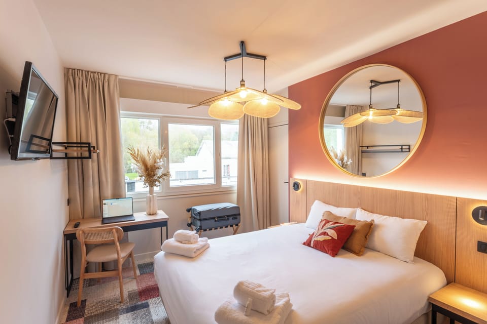 Comfort Room | Premium bedding, desk, soundproofing, free WiFi