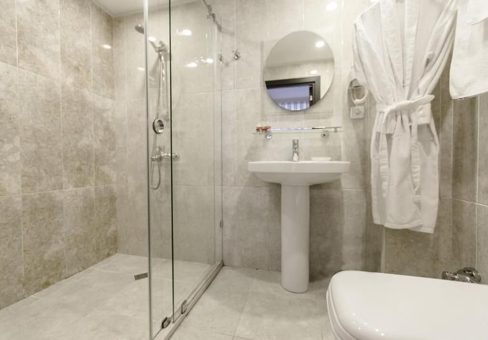 Shower, rainfall showerhead, free toiletries, hair dryer