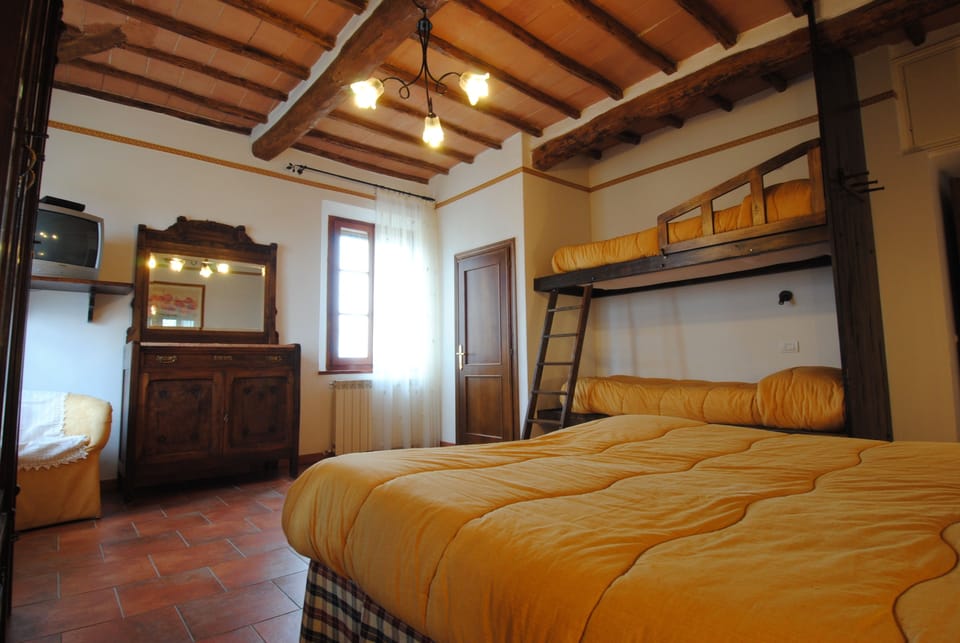 Quadruple Room | Desk, free WiFi, bed sheets