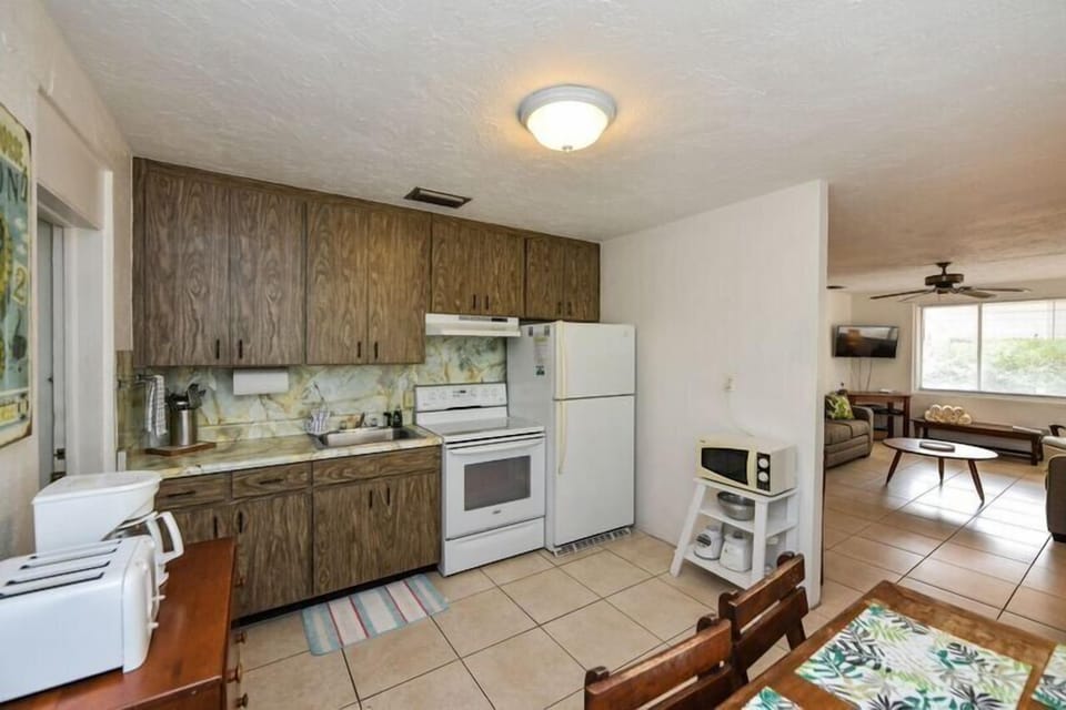 Cottage, 3 Bedrooms | Private kitchen | Microwave, oven, stovetop, dishwasher