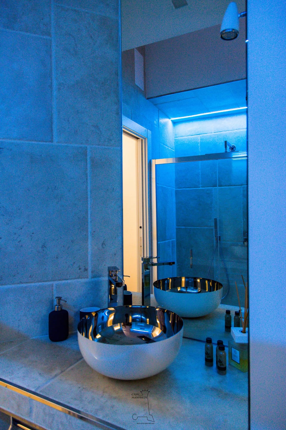 Deluxe Double Room, Sea View | Bathroom | Shower, free toiletries, hair dryer, bathrobes