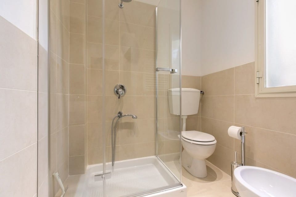 Studio | Bathroom | Shower, hair dryer, bidet, towels