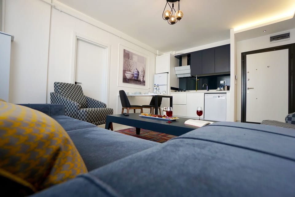 Exclusive Suite | Living area | 32-inch LCD TV with satellite channels, TV