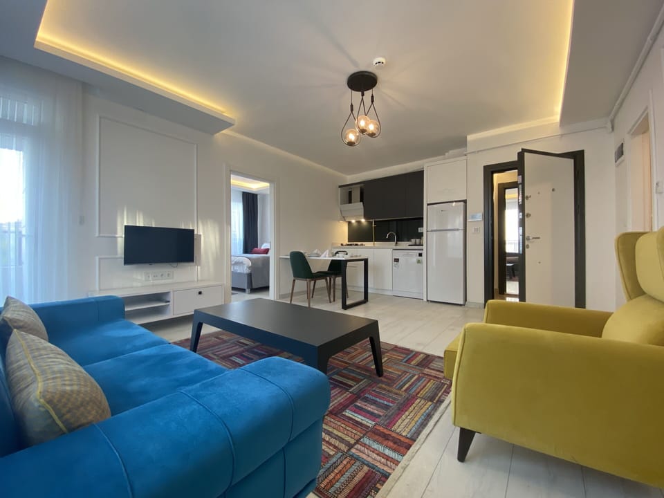 Luxury Suite | Living area | 32-inch LCD TV with satellite channels, TV