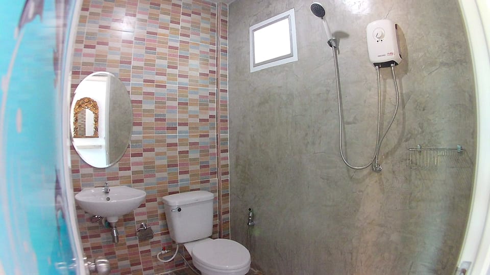 Standard Studio, 1 Queen Bed, Lanai | Bathroom | Shower, towels