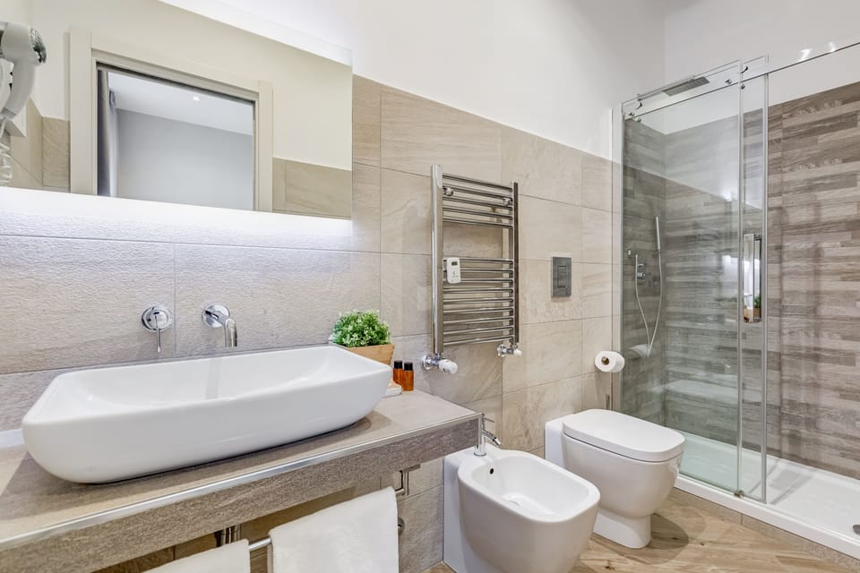 Deluxe Room | Bathroom | Shower, rainfall showerhead, free toiletries, hair dryer