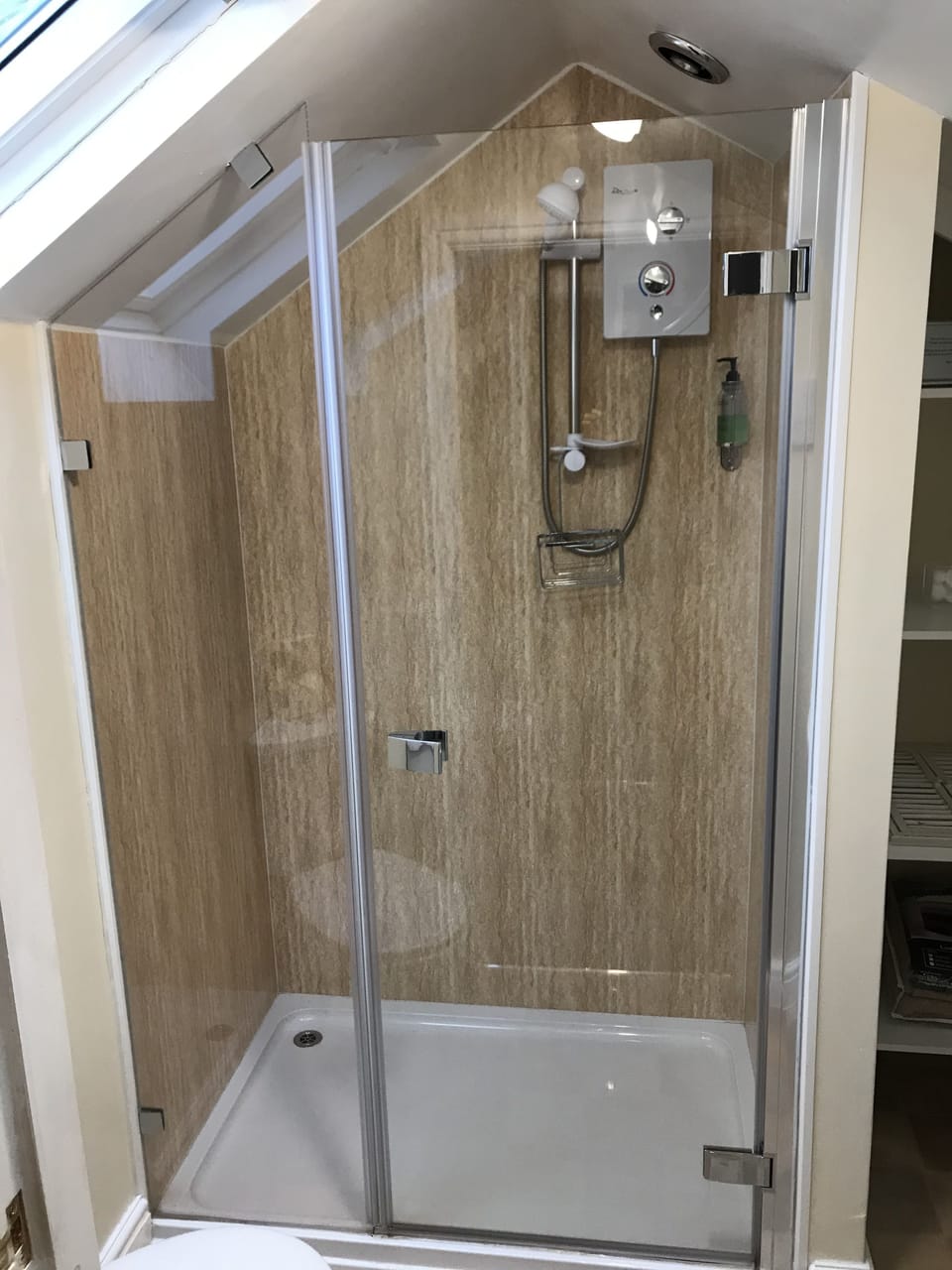 Single Room, Ensuite | Bathroom | Shower, free toiletries, hair dryer, towels