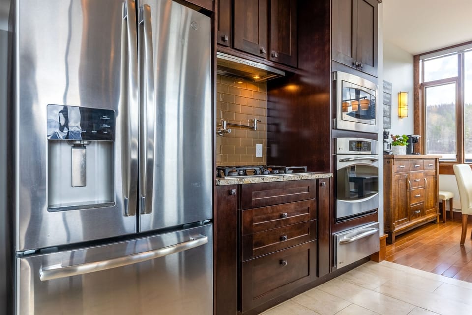 Modern Kitchen. Well-Stocked for any Occasion