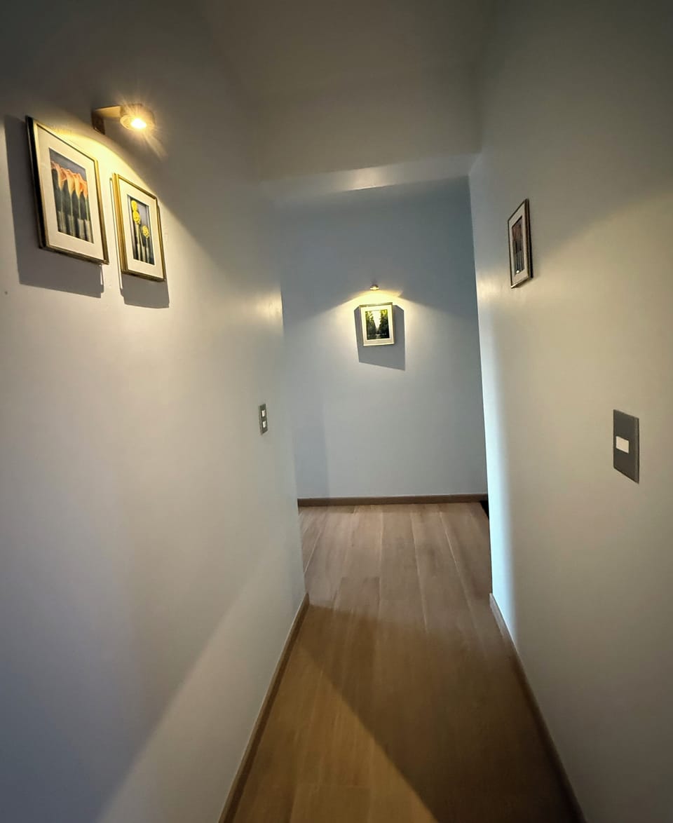 Hallway to the bedrooms and to the emergency exit. 