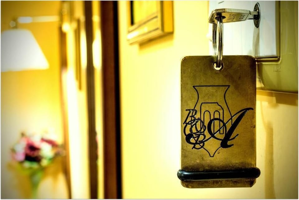 Single Room, Ensuite | 1 bedroom, minibar, in-room safe, desk
