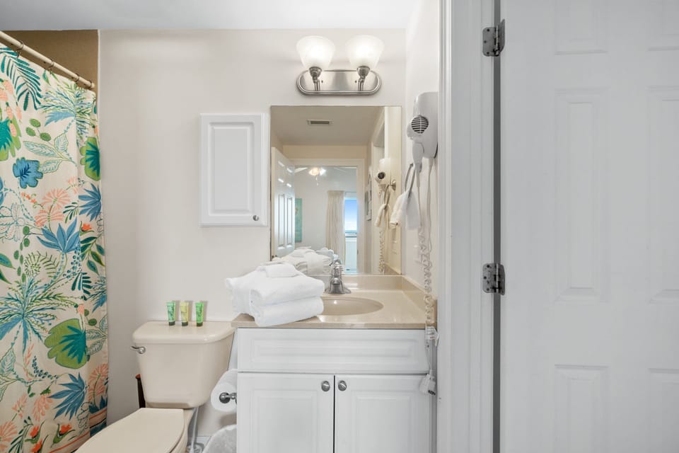 Guest Bathroom with Tub/Shower Combo