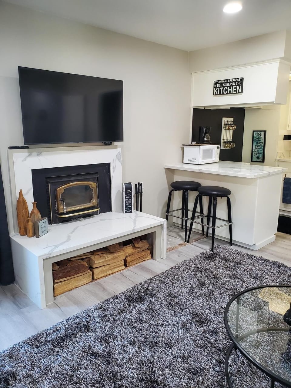 Livingroom to kitchenette