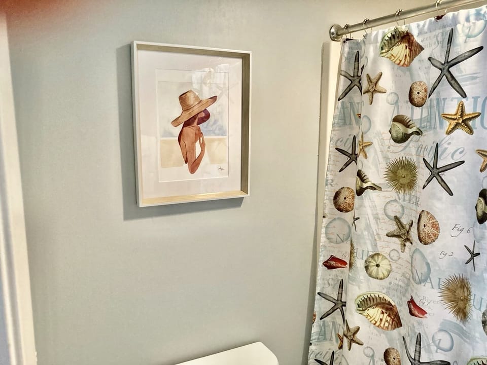 There is a tub/shower combo in the master bathroom...