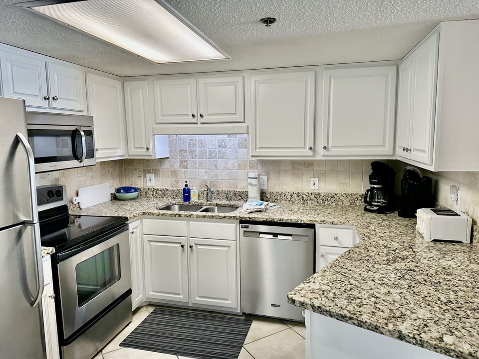 This fully stocked kitchen is perfect for all of your guilt-free vacation cooking!