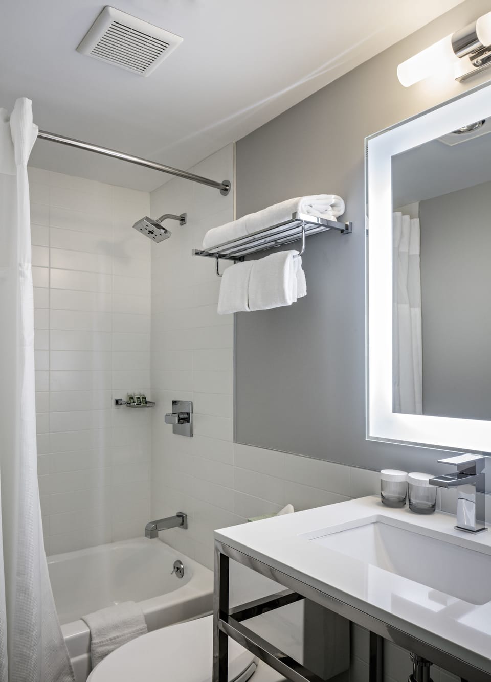 Combined shower/tub, designer toiletries, hair dryer, towels