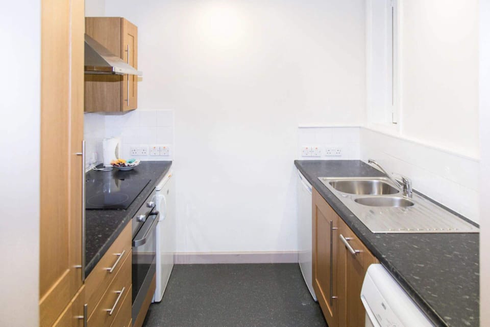 Classic Apartment, 1 Bedroom | Desk, free WiFi, bed sheets