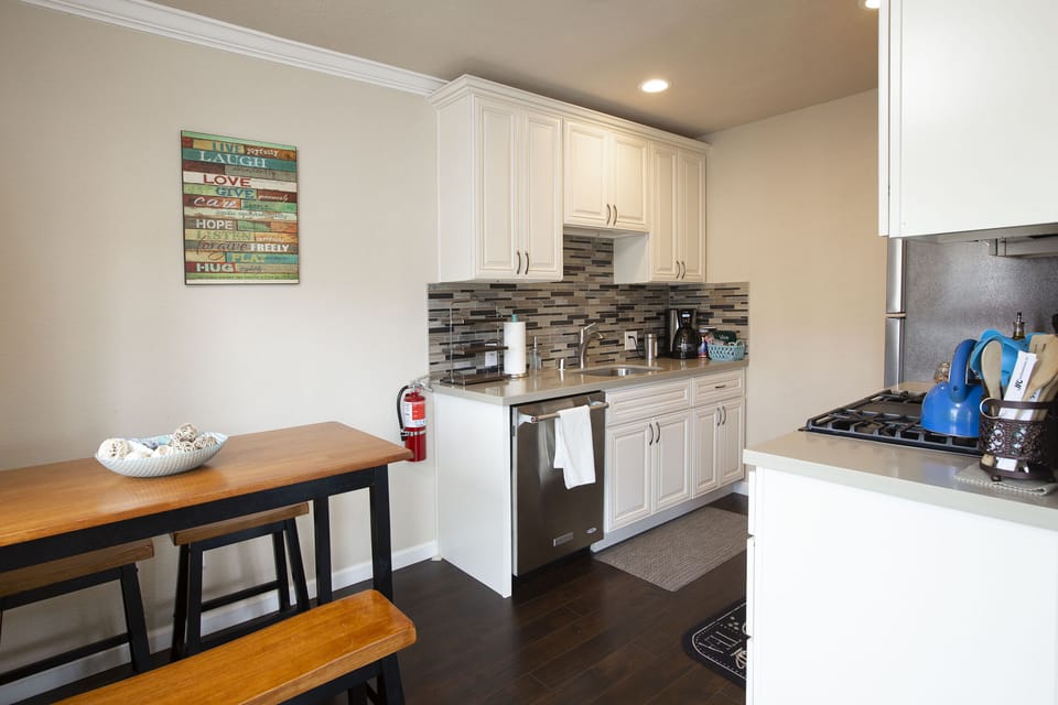 Clean and well equipped kitchen with new appliances 