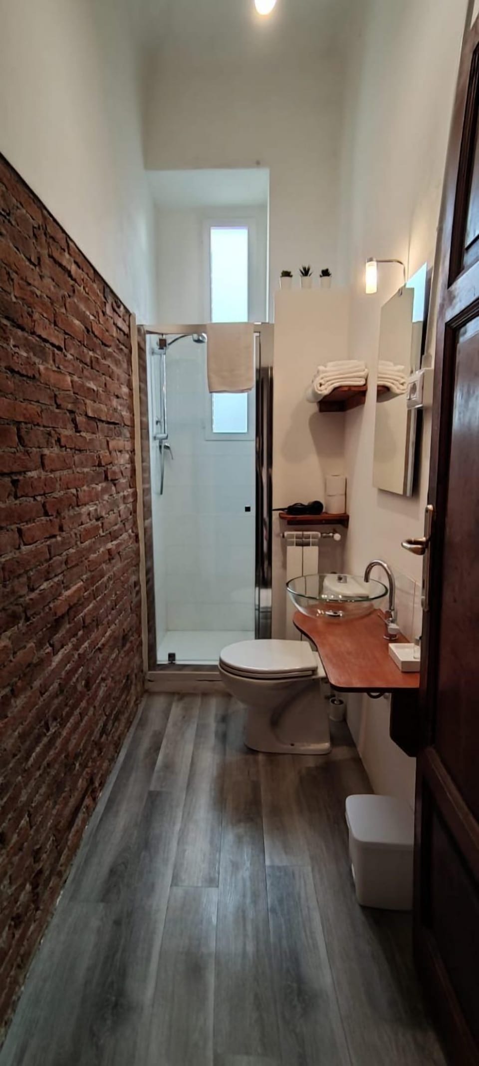 Double Room | Bathroom | Separate tub and shower, free toiletries, hair dryer, towels