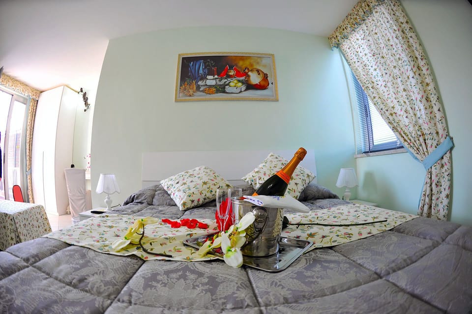 Camera Garden | Minibar, in-room safe, desk, soundproofing