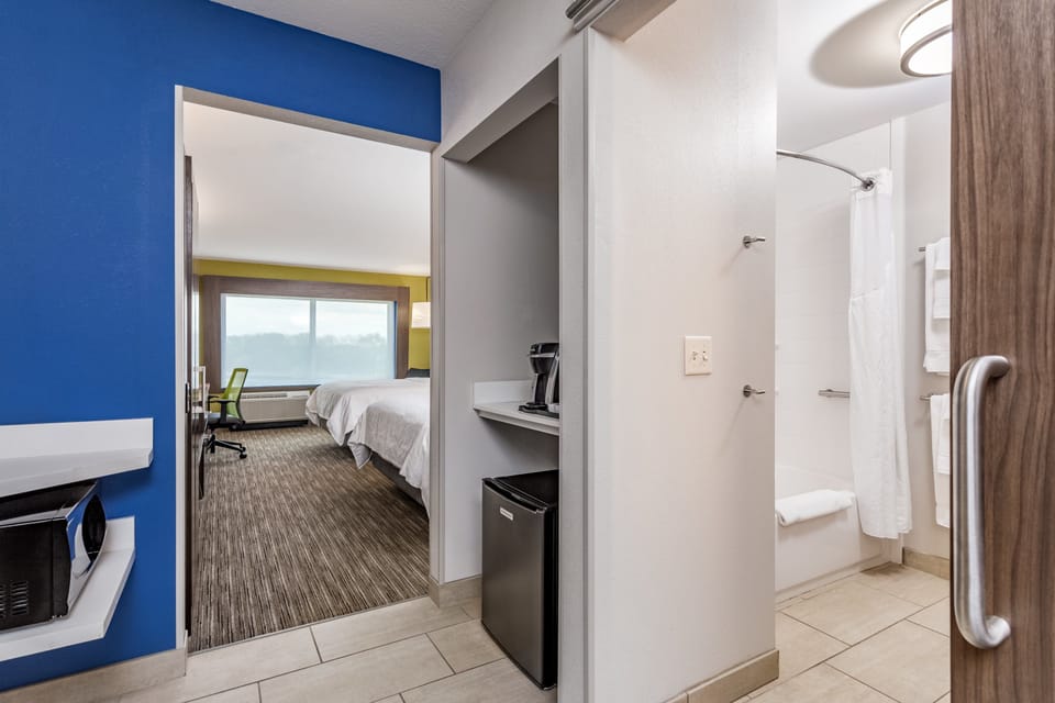 Desk, blackout drapes, iron/ironing board, free WiFi