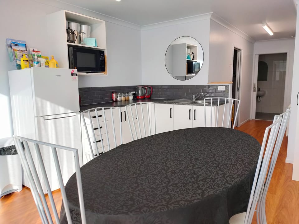 Double Room | Shared kitchen facilities | Full-size fridge, microwave, toaster, cookware/dishes/utensils