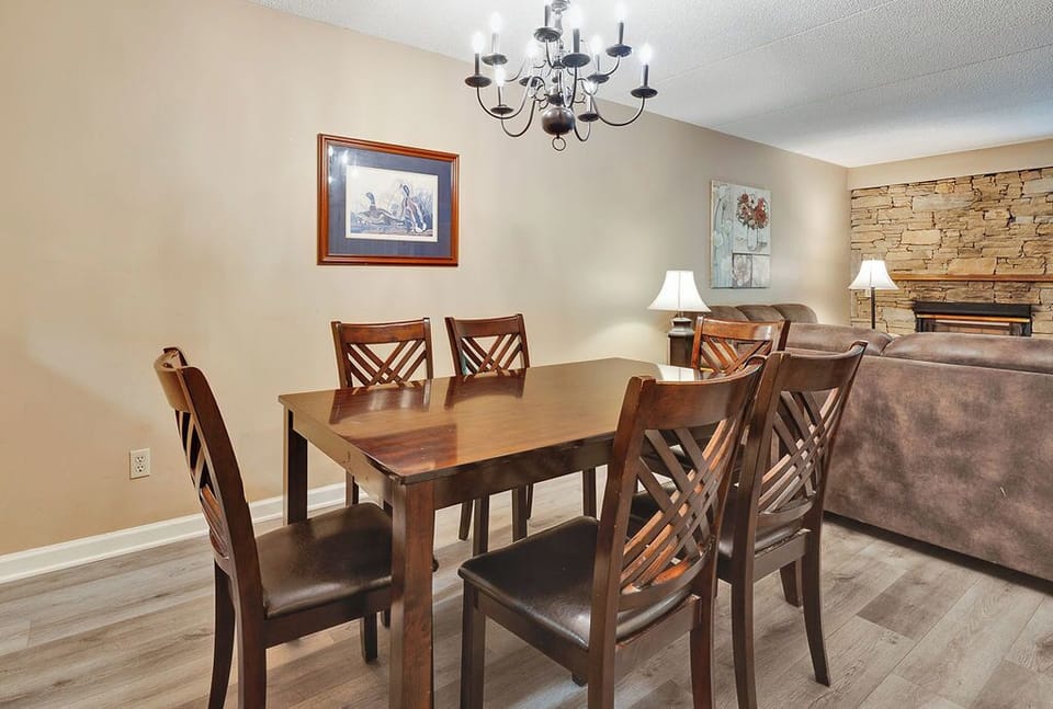 dinning area - This particular unit has beautiful flooring with no carpet.