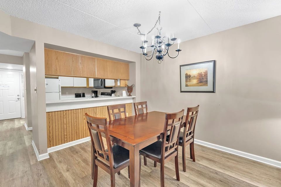 Pass through counter to kitchen is very helpful