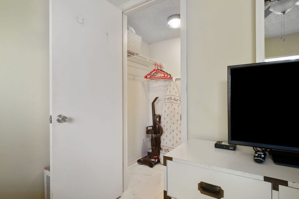 guest bdrm closet
