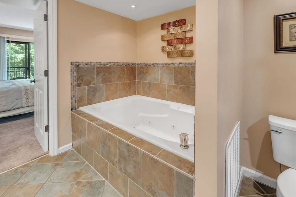 Main bath with large jetted whirlpool tub