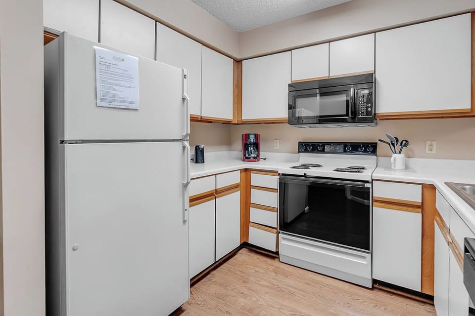 Fully equipped kitchen - This kitchen has all major full size appliances and is equipped with everything necessary for preparing a meal or snack.