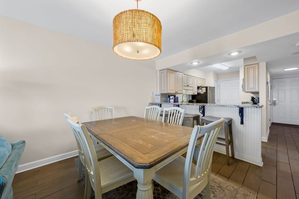 Boardwalk 485 Dining Table Seats 6