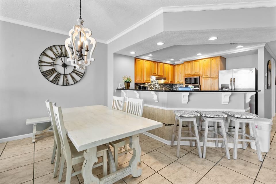 7 Colonnades 1202 Dining