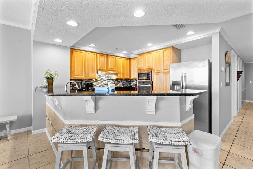 8 Colonnades 1202 Kitchen