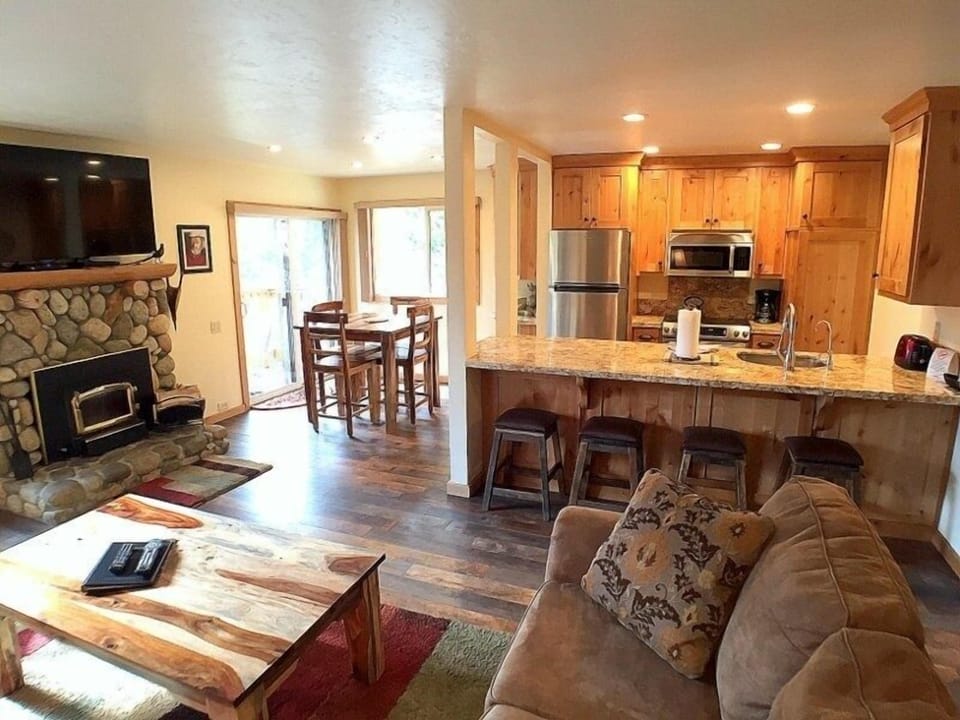 Bar and dining area pic 2