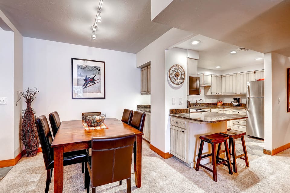 Park Station 134's dining room and kitchen with breakfast bar.