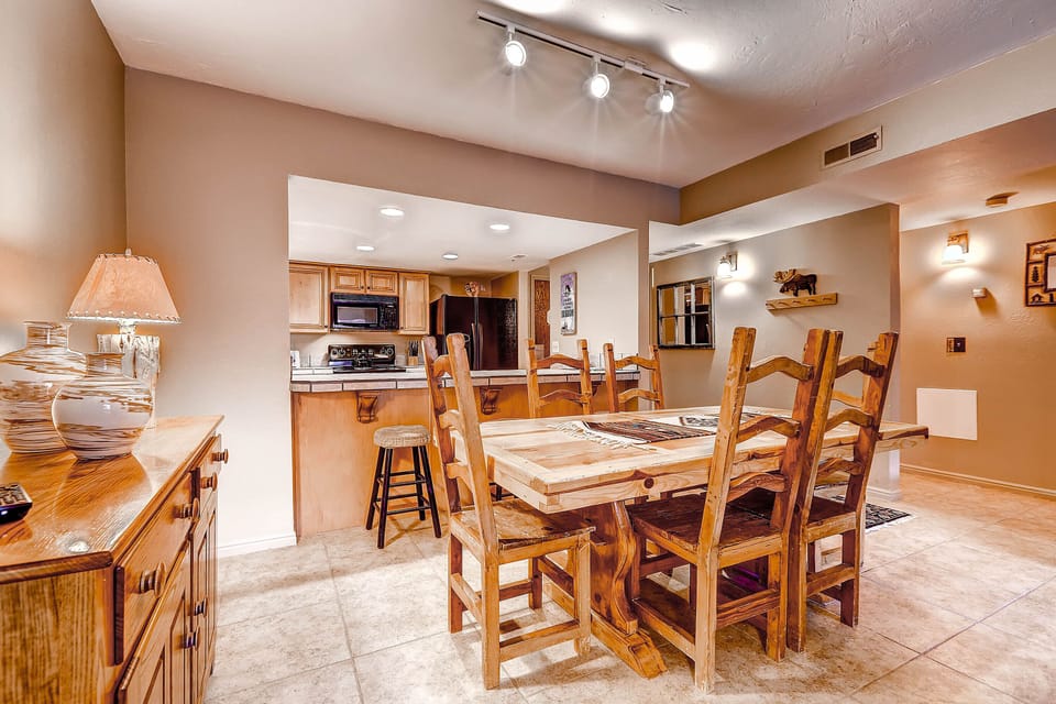 Dining table with seating for 6 - Park City Lodging-Park Station 120