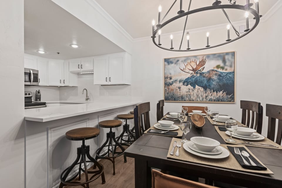 The dining table offers seating for 6 guests and a breakfast bar with seating for 4 guests.