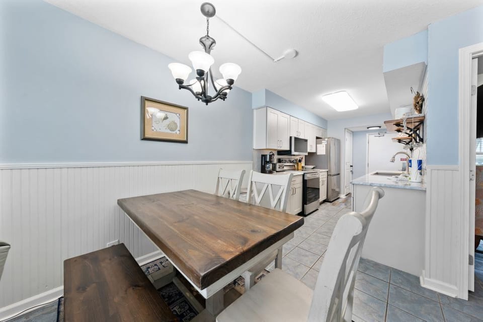 9 Island Shores 358 Dining Area