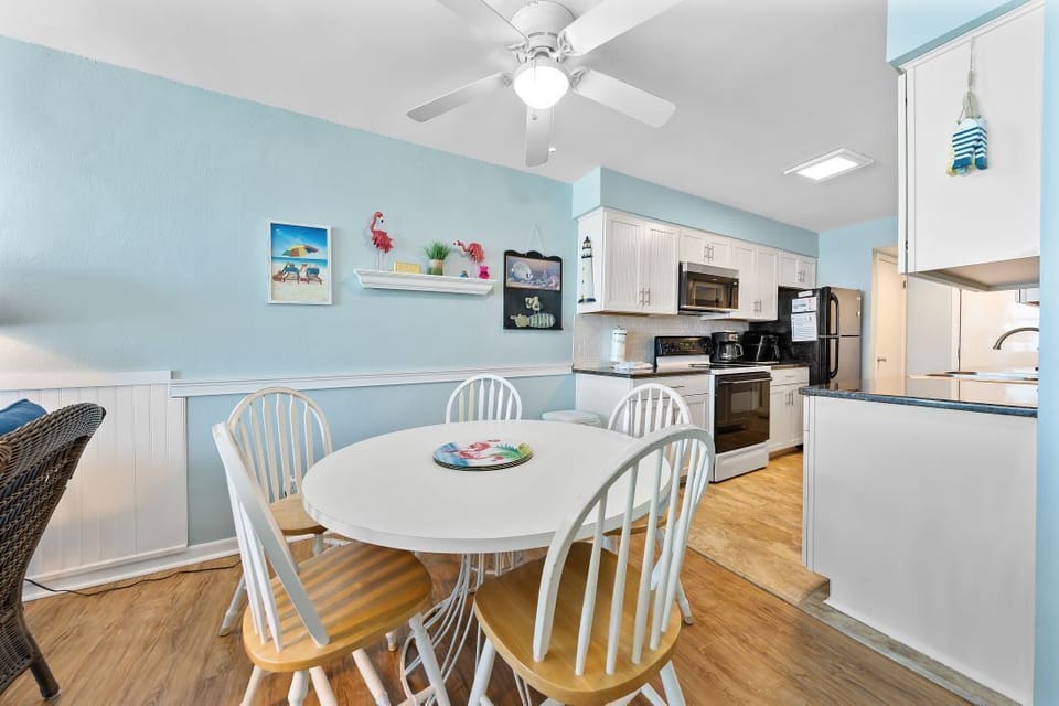 7 Island Shores 356 Dining Room