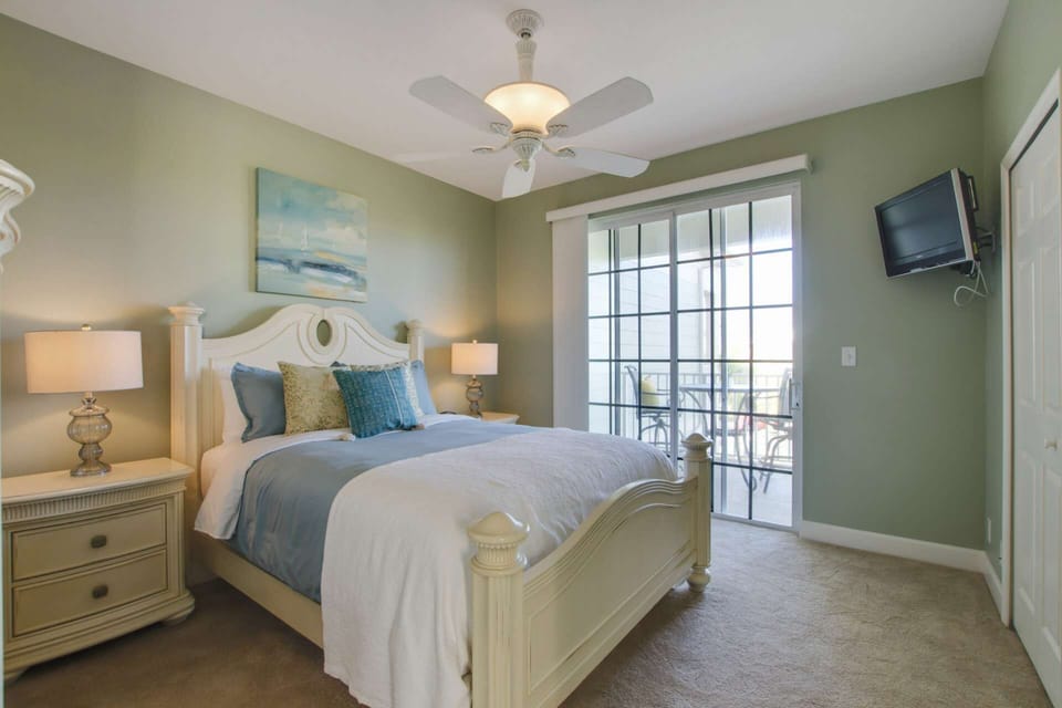 Beautiful Queen Room with TV and Balcony!