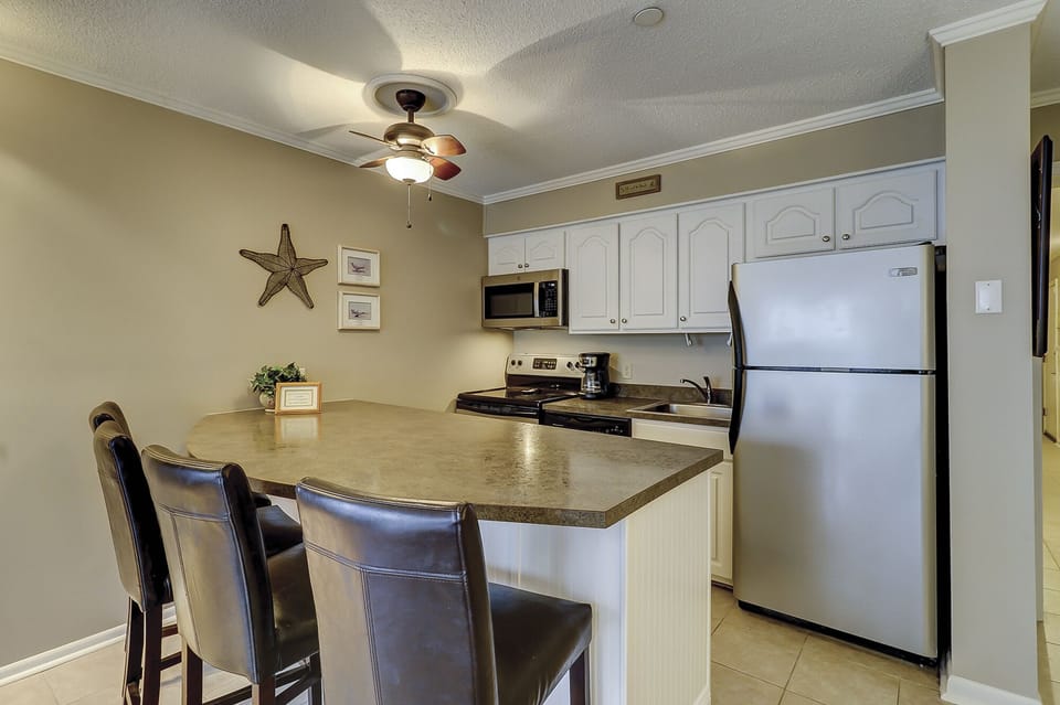 Kitchen and dinning area - This kitchen and dinning area is ready for you and  some home cooked meals.