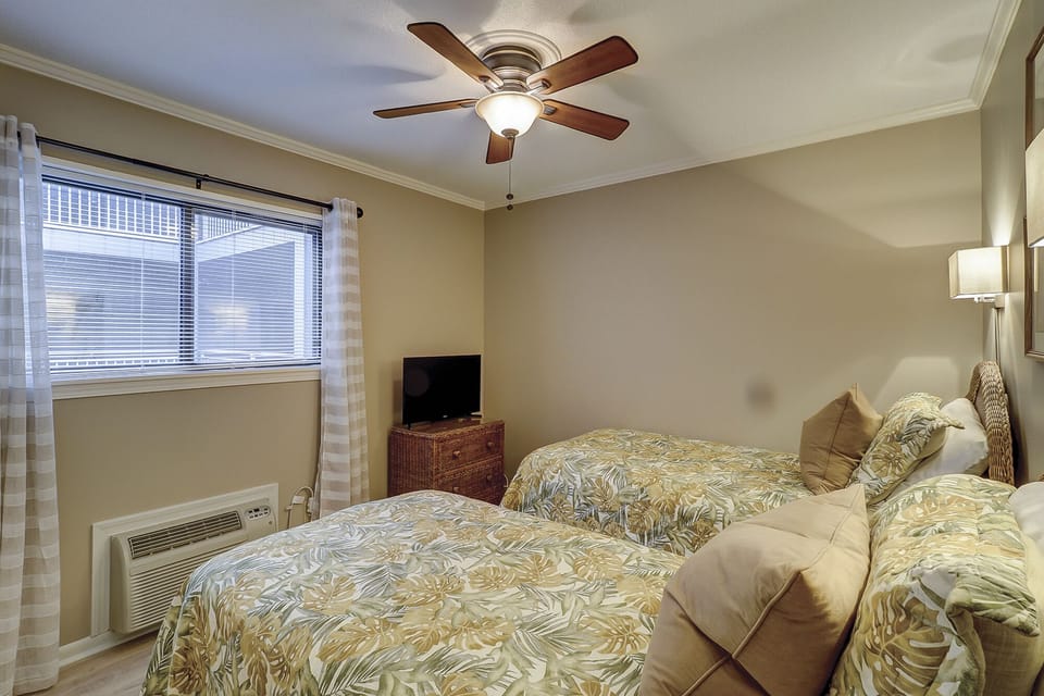 Guest bedroom - Twin beds in guest bedroom.