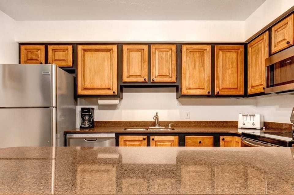 Sun Creek A7 has a well-equipped kitchen with stainless steel appliances, wood cabinets, and breakfast bar.
