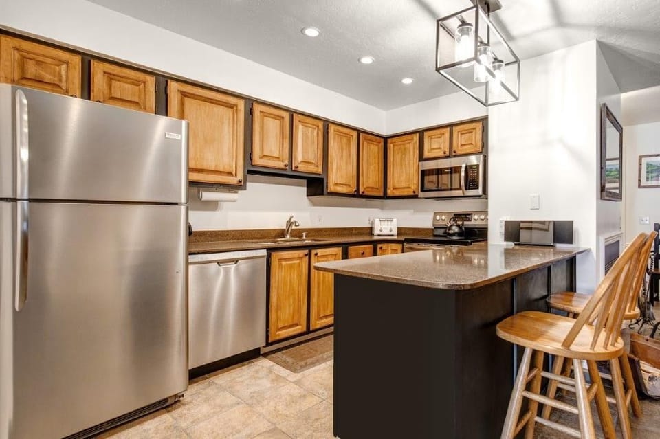 Sun Creek A7 has a well-equipped kitchen with stainless steel appliances, wood cabinets, and breakfast bar.