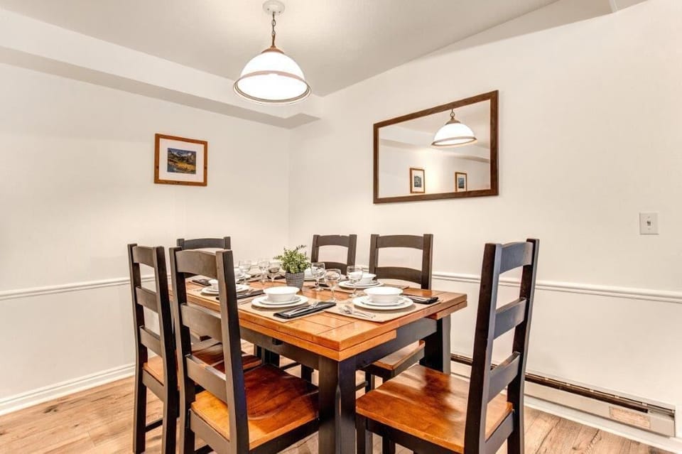 The dining area has a dining table and seating for 6 guests.