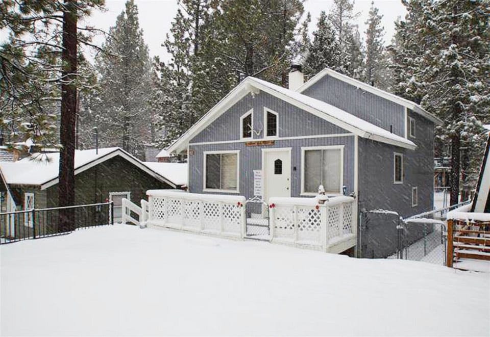 Snow covered Big Bear Cool Cabins, Bear Mountain Retreat front