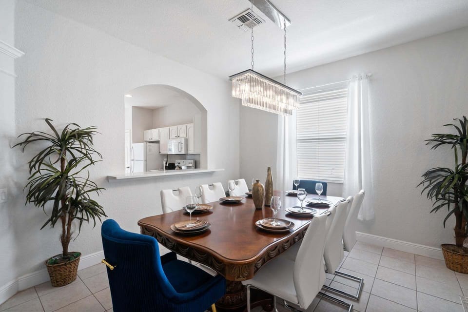 Dining Seats 8